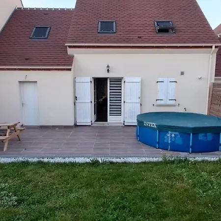 Maison Chaleureuse Avec Piscine Privee A *